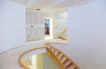 Escalera en obra con tabiquería de pladur